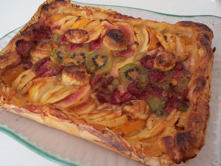 Tarta de hojaldre y frutas frescas