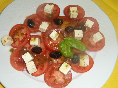 Tomates con queso Feta y Pesto