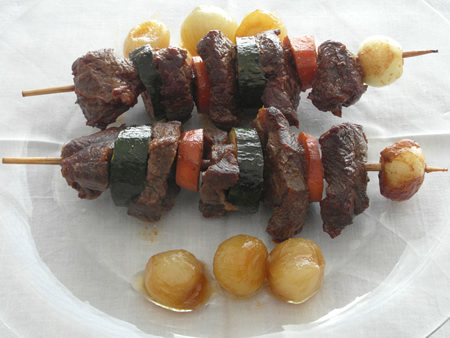 Brochetas con cebollitas