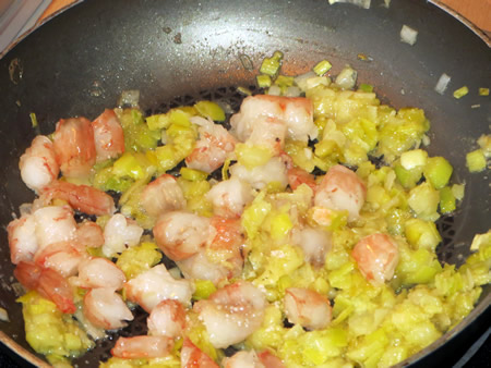 Elaboración del relleno con gambas