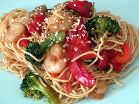 Noodles con verduras, gambas y sésamo