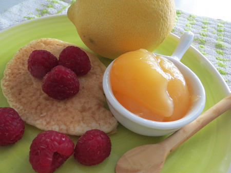 Tortitas con lemon curd y frambuesas