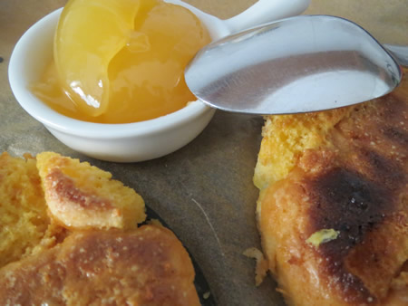 Bizcochos, yemas y crema de limón