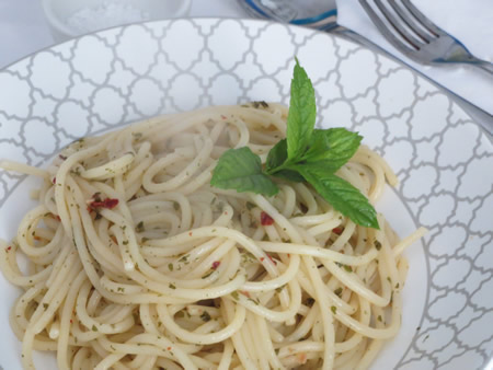 Pasta salteada con ajo y guindilla