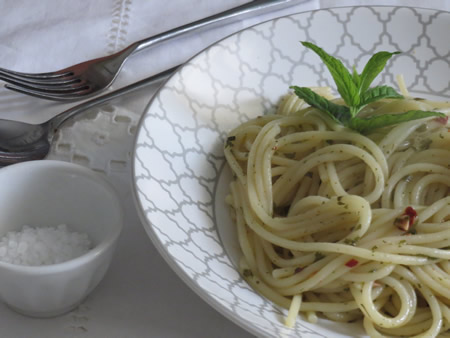 Pasta o espaguetis al ajillo