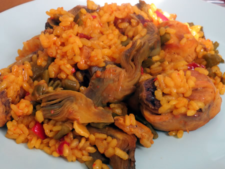 Arroz con conejo y alcachofas