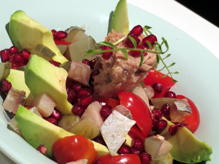 Ensalada de fiesta con aguacate y granada