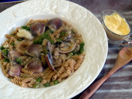 Pasta integral con almejas y guisantes