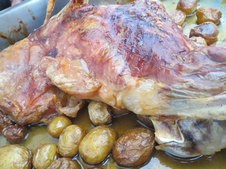 Ternasco asado con patatas nuevas