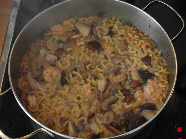 Fideos con setas y langostinos