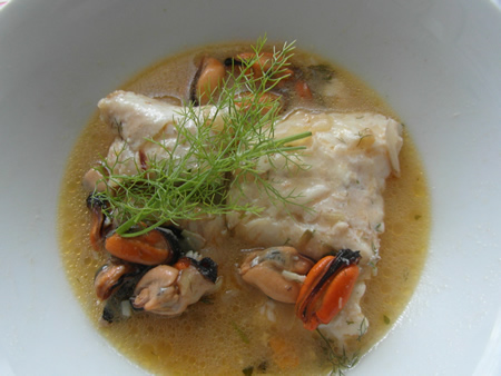 Merluza con mejillones al azafrán