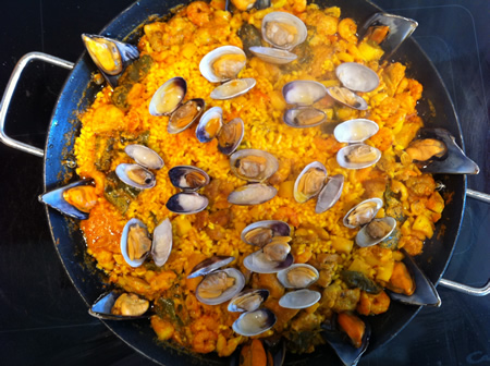 Paella de marisco y pollo