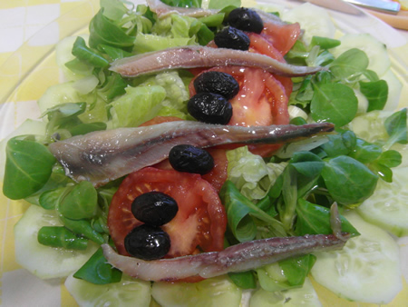 Ensalada con arenques y polvo de setas