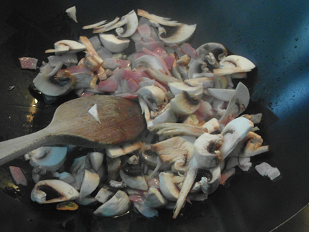 Salteado de beicon y champiñones