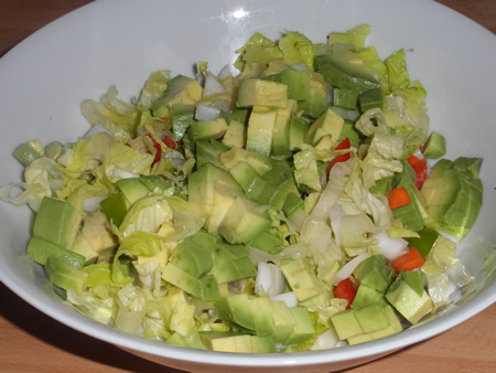 lechuga, cebolleta y aguacate