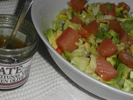 Ensalada con salmón, aguacate y olivada